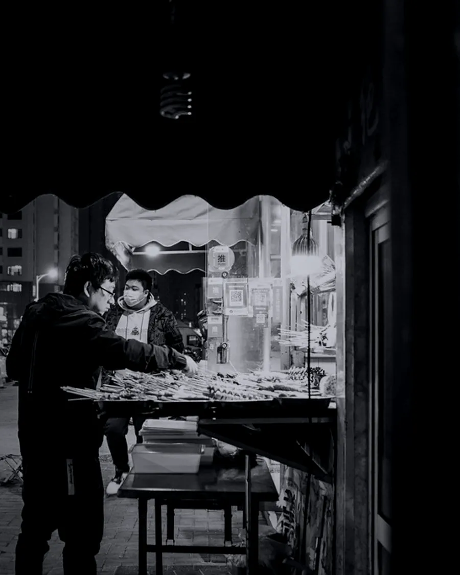 Un puesto de comida de calle de noche, como el carrito con el que empezó La Cuadra