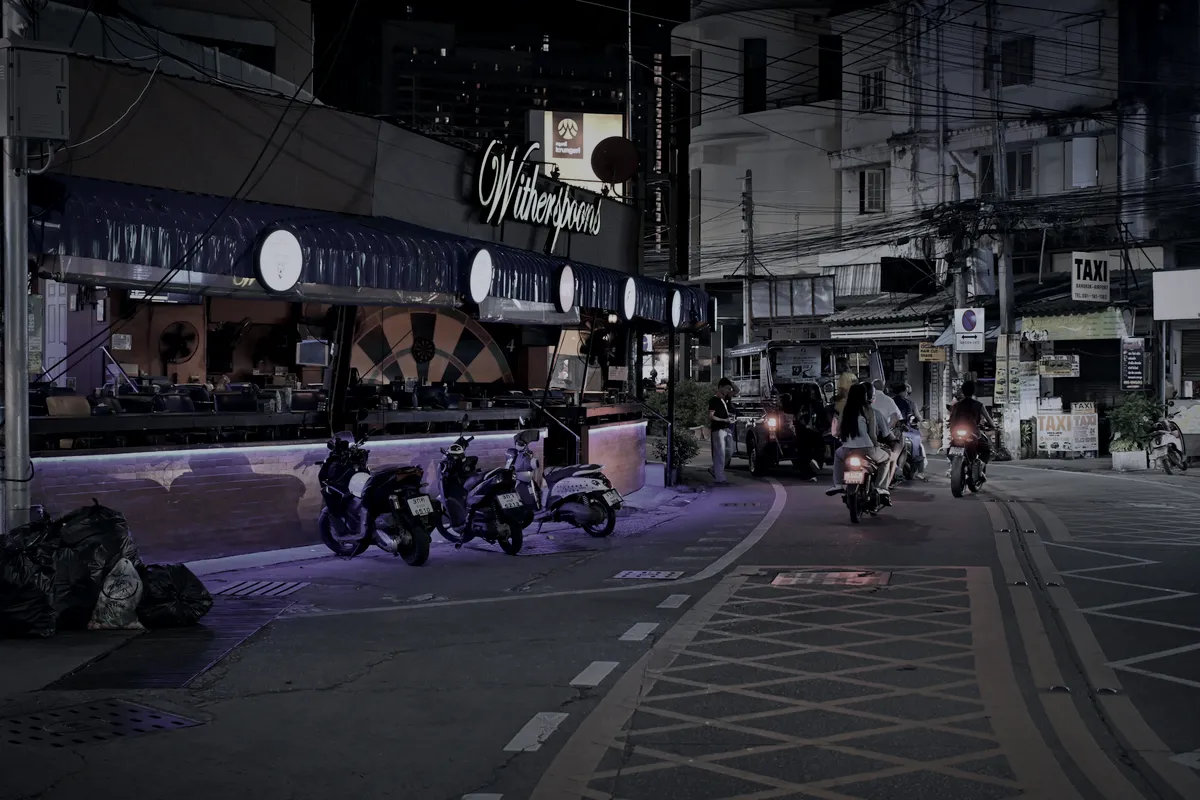 La esquina de La Cuadra de noche, con las luces encendidas sobre la calle